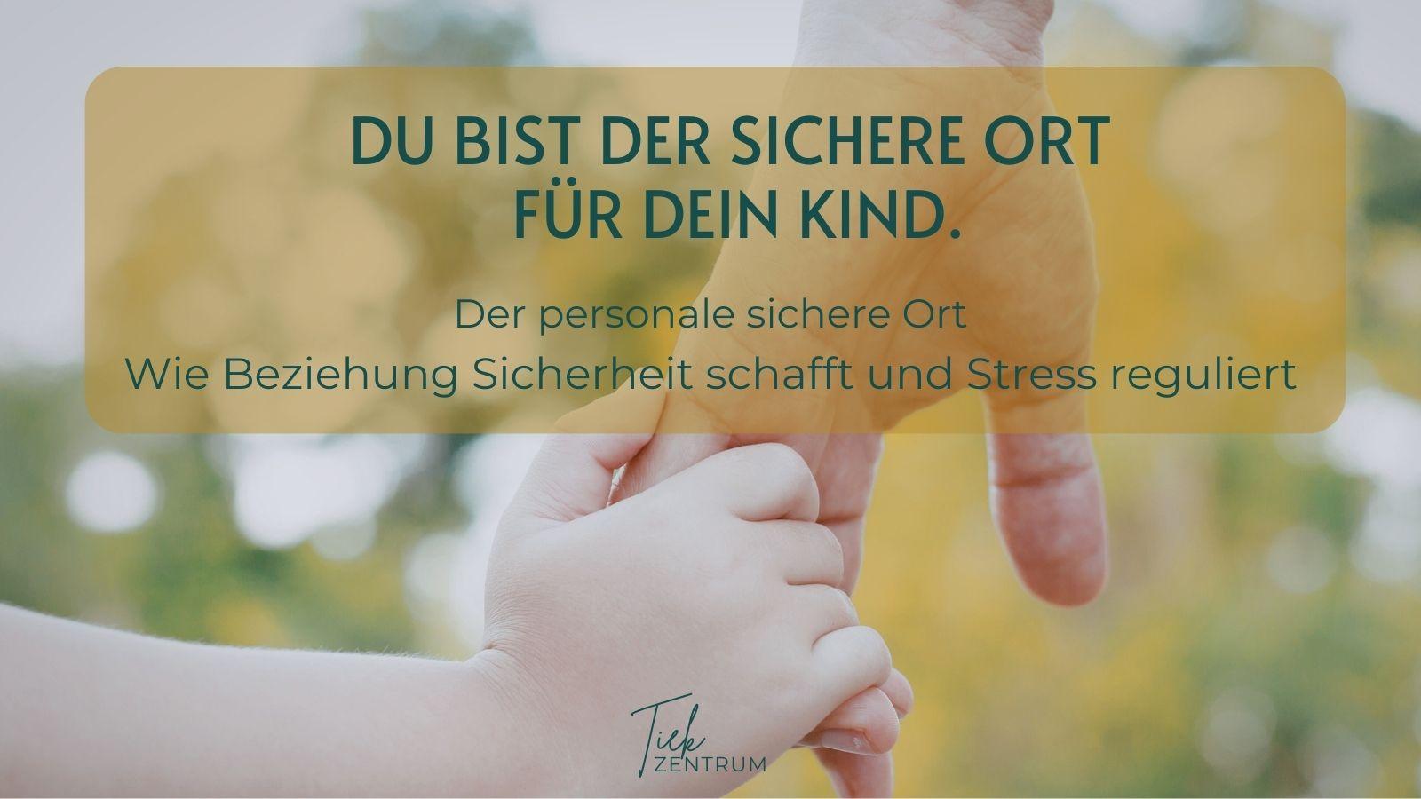 Kinderhand in einer Erwachsenenhand, Nahaufnahme: Symbol für einen sicheren Ort als Konzept der Traumapädagogik, Beziehungssicherheit und Halt für Kinder in belastenden Situationen.