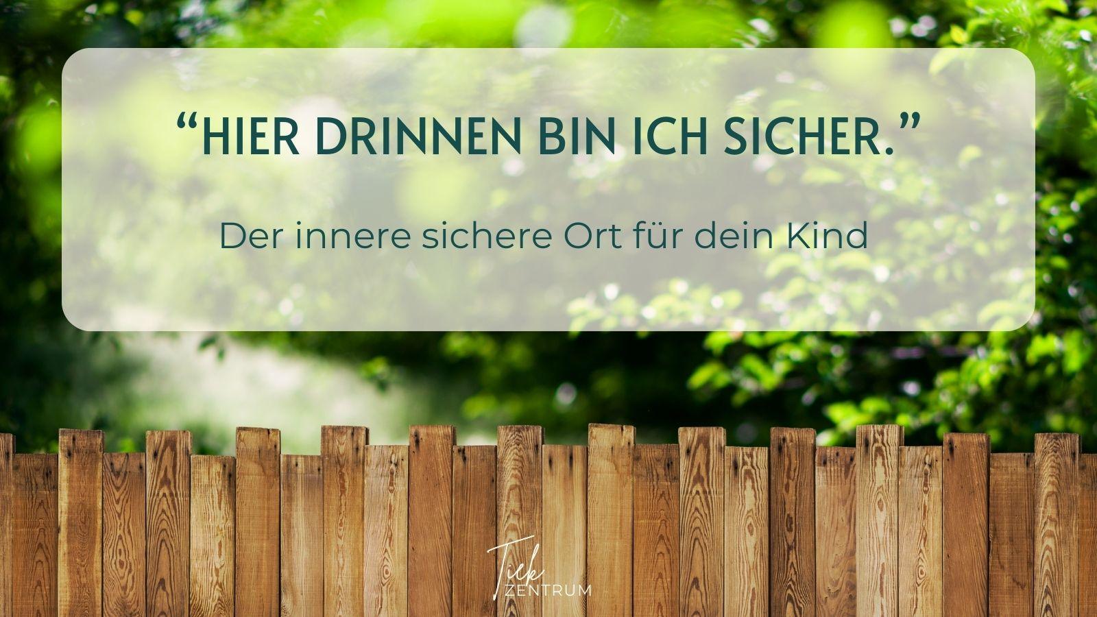 schüztzender Gartenzaun vor grüner Landschaft als Symbol für den inneren sicheren Ort aus der Traumapädagogik und die schützenden Grenzen eines Kindes