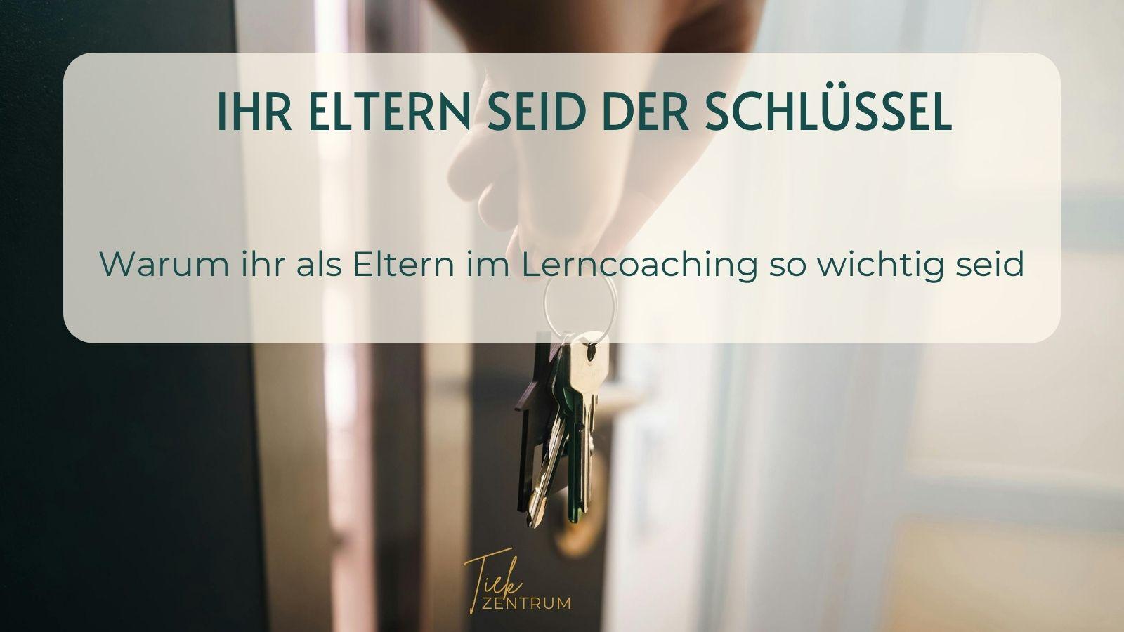 Schlüssel in der Hand als Symbol dafür, dass Eltern im Lerncoaching der Schlüssel zum Lernerfolg sind.