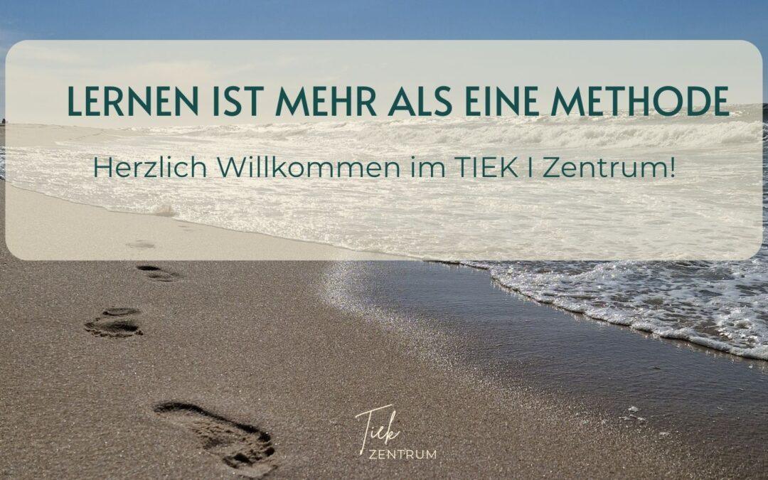 Fußspuren im Sand am Meer als Symbol für einen neuen Weg beim Lernen und persönliche Entwicklung