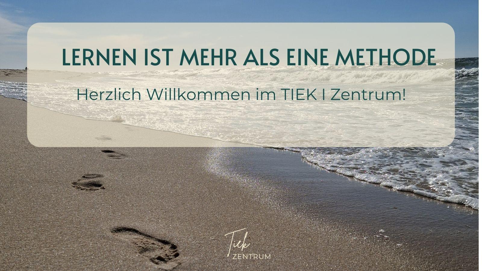 Fußspuren im Sand am Meer als Symbol für einen neuen Weg beim Lernen und persönliche Entwicklung