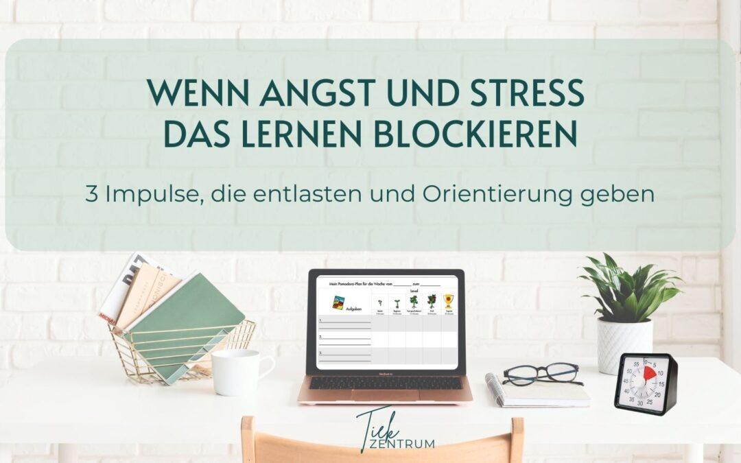 Heller Schreibtisch mit Laptop, Pomodoro-Tabelle auf dem Bildschirm und Time-Timer zur Anzeige der Lernzeit, um Lernblockaden durch Angst und Stress zu vermeiden